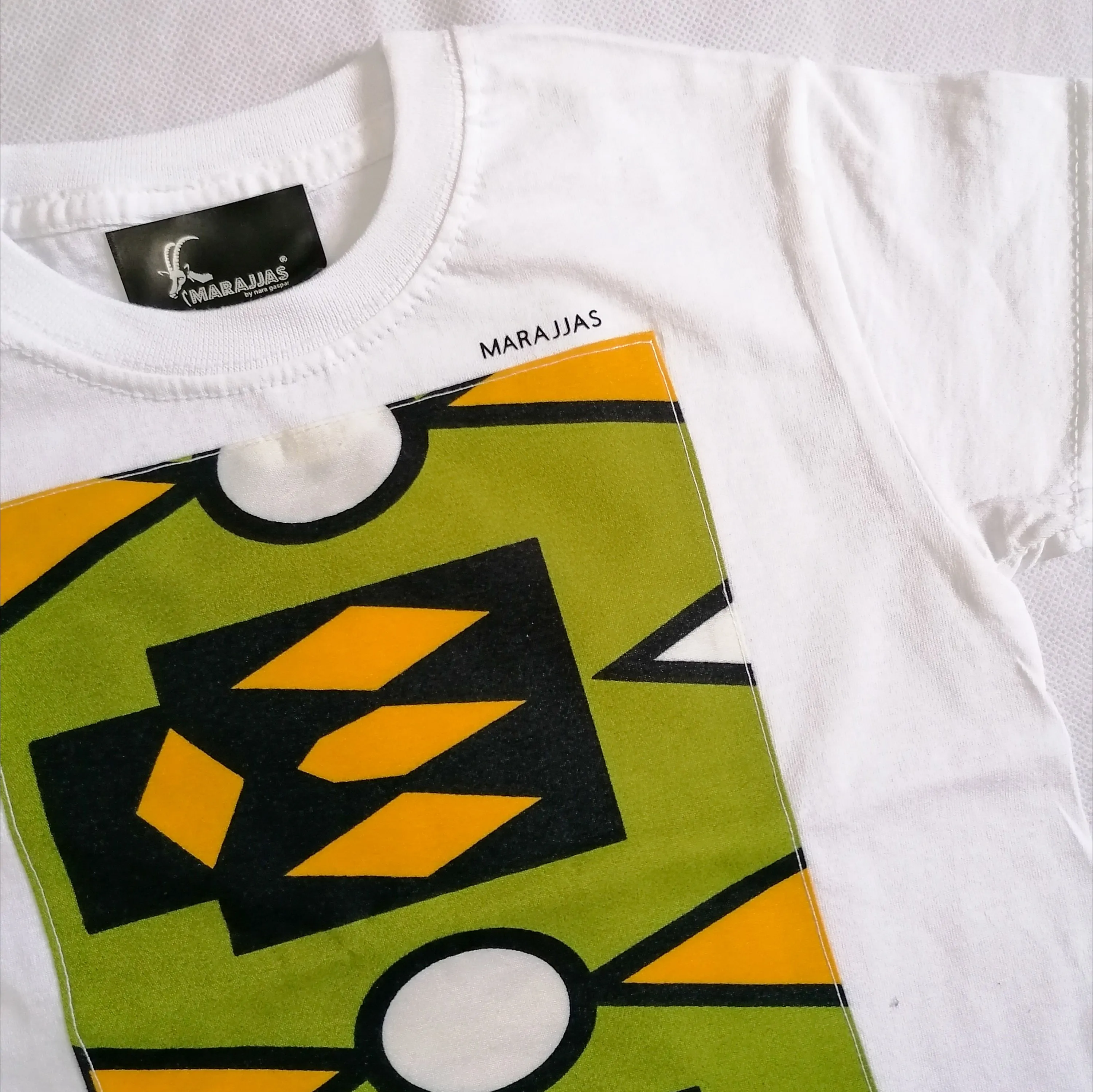 Kids T-shirt in White with dry green Samakaka